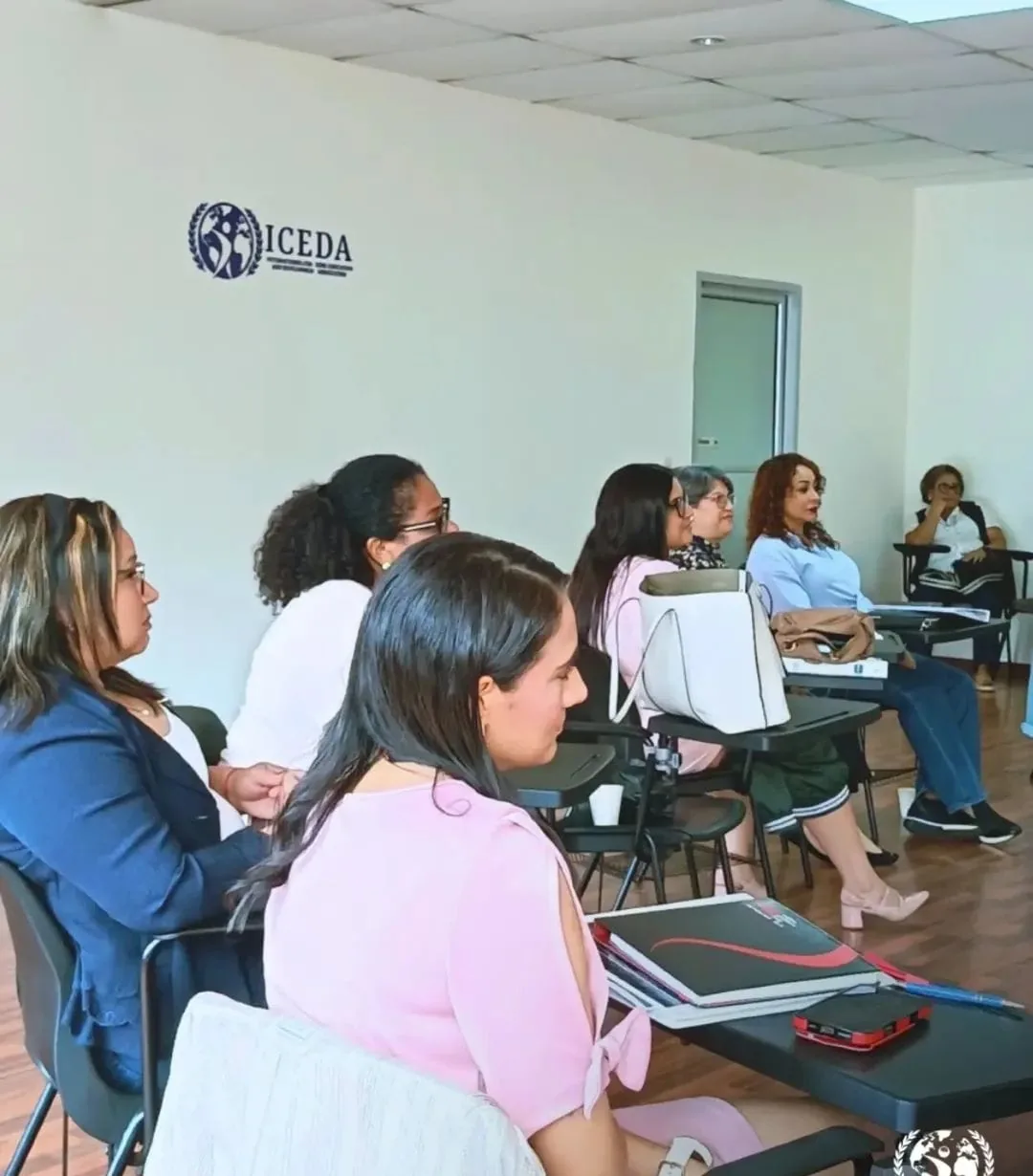 Participantes atentas durante una clase en una sede de ICEDA
